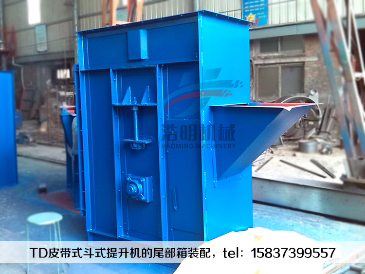 TD皮带斗式提升机的尾部箱体，装配有磨练门、视察口、进料口等